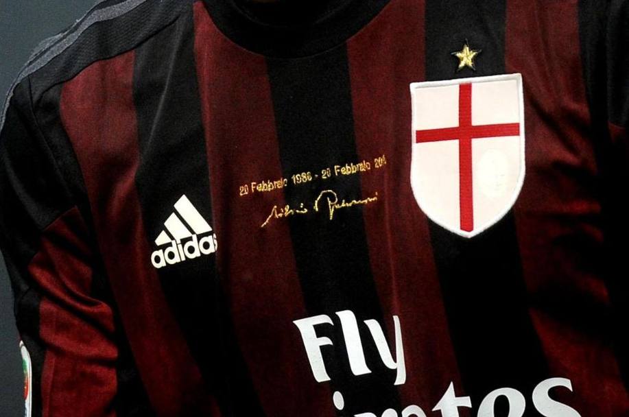 Particolare della maglia celebrativa indossata dal Milan contro il Torino per il 30ennale dell&#39;era Berlusconi. Ansa